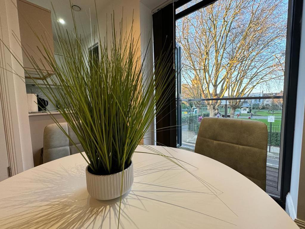 2 Bed 2 Bath Balcony View Wimbledon Tennis Villa Лондон Екстериор снимка